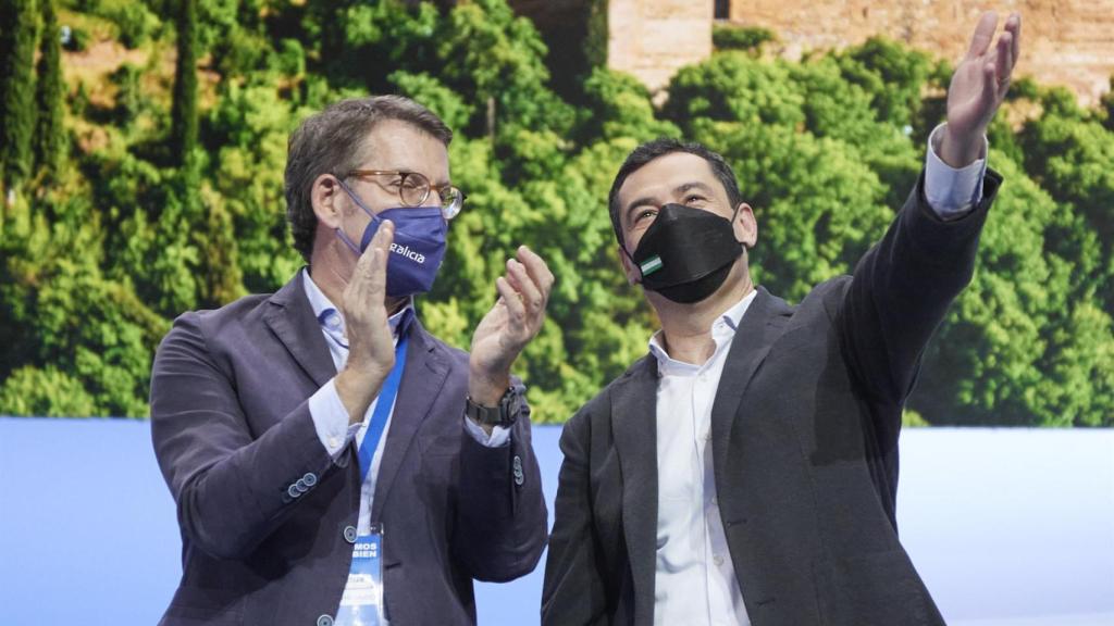 El presidente de la Junta, Juanma Moreno, en un acto con el líder nacional, Alberto Núñez Feijóo.