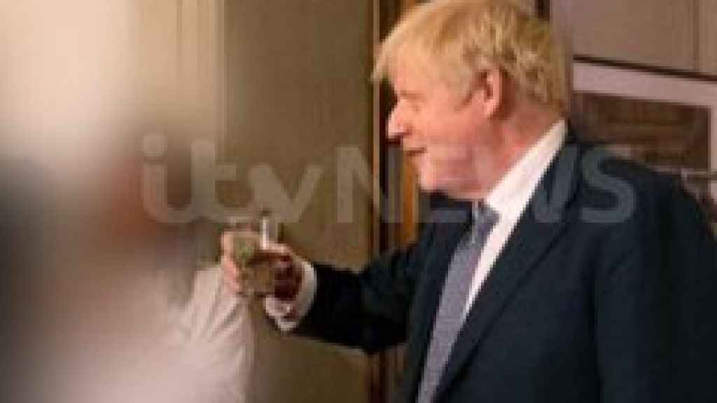 La imagen de Johnson que ha vuelto a avivar la polémica de las fiestas en Downing Street.