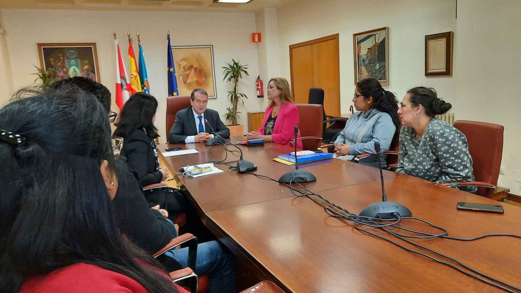 Reunión de las familias de las víctimas del naufragio con el alcalde de Vigo.
