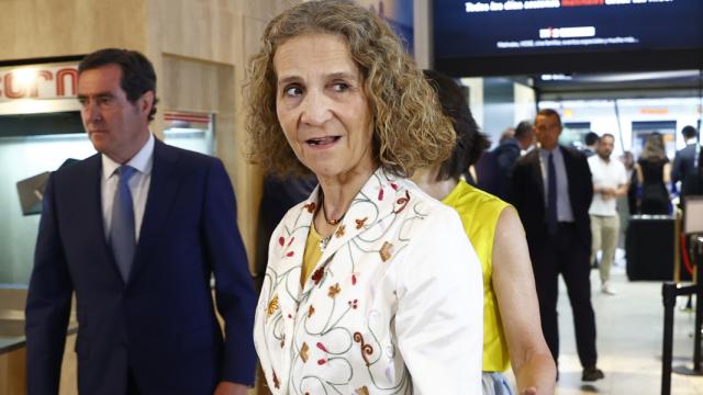 La infanta Elena se va al cine tras despedirse del rey emérito Juan Carlos