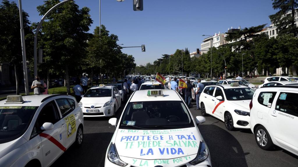 Macroconcentración de taxis en el Paseo de Recoletos en 2019.