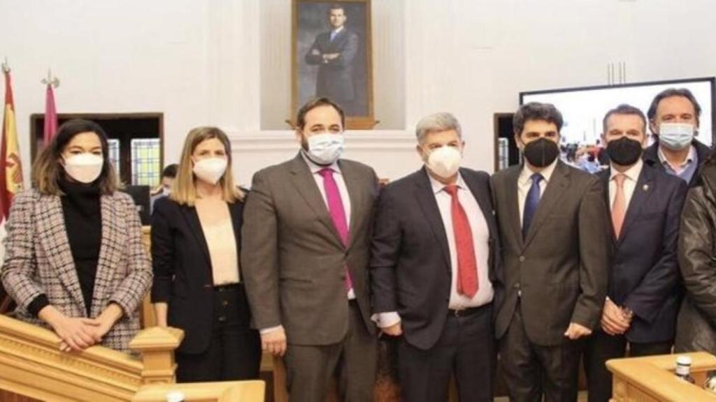 Miguel Ángel de la Rosa (4d) en su toma de posesión como concejal del Ayuntamiento de Toledo.