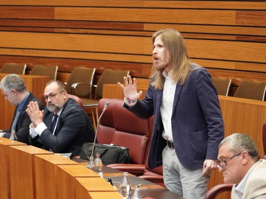 El procurador de Unidas Podemos, Pablo Fernández, durante su intervención en el pleno de las Cortes.