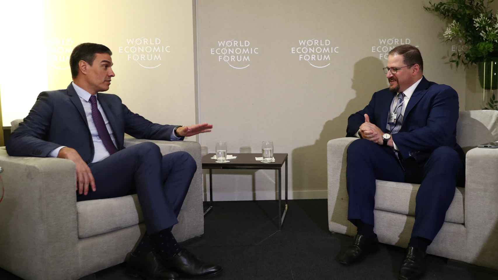 Pedro Sánchez en su reunión con Cristiano Amon (Qualcomm) en el Foro de Davos.