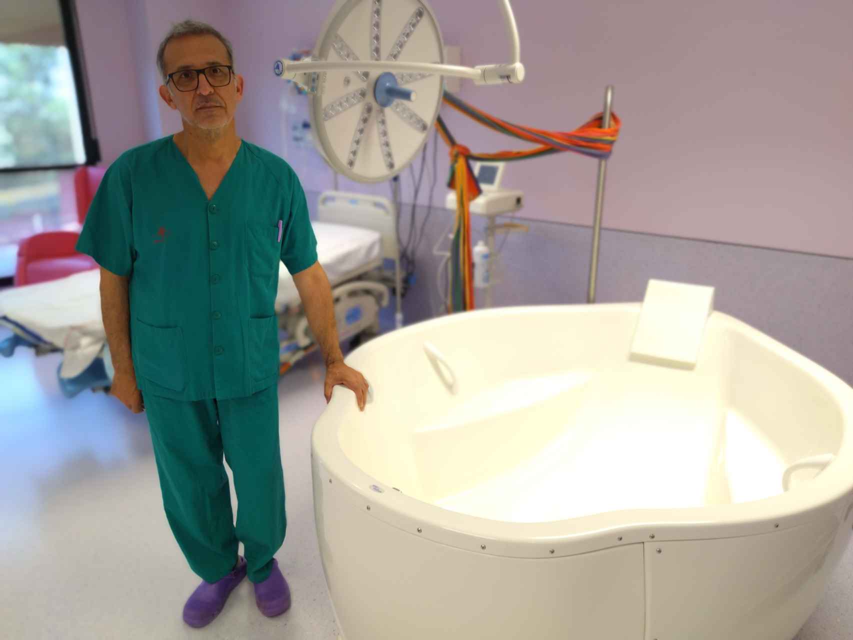 José Luis Albarracín, jefe del Servicio de Ginecología y Obstetricia del Hospital Rafael Méndez de Lorca, este martes, mostrando la bañera para la dilatación sin epidural