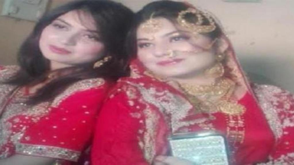 Uruj y Anisa durante la celebración de la boda de una de ellas en Pakistán.