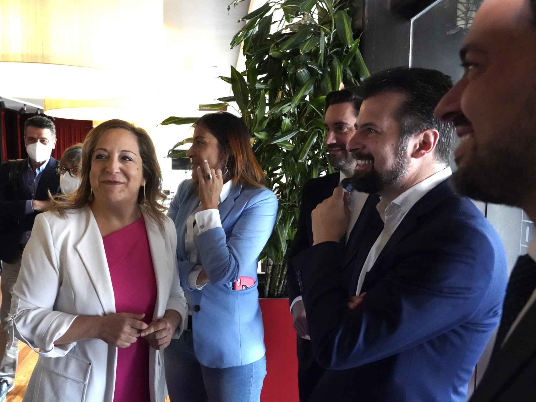 La presidenta de los socialistas europeos, Iratxe García, conversa con el líder del PSOE en la región, Luis Tudanca, en un foro económico este martes.