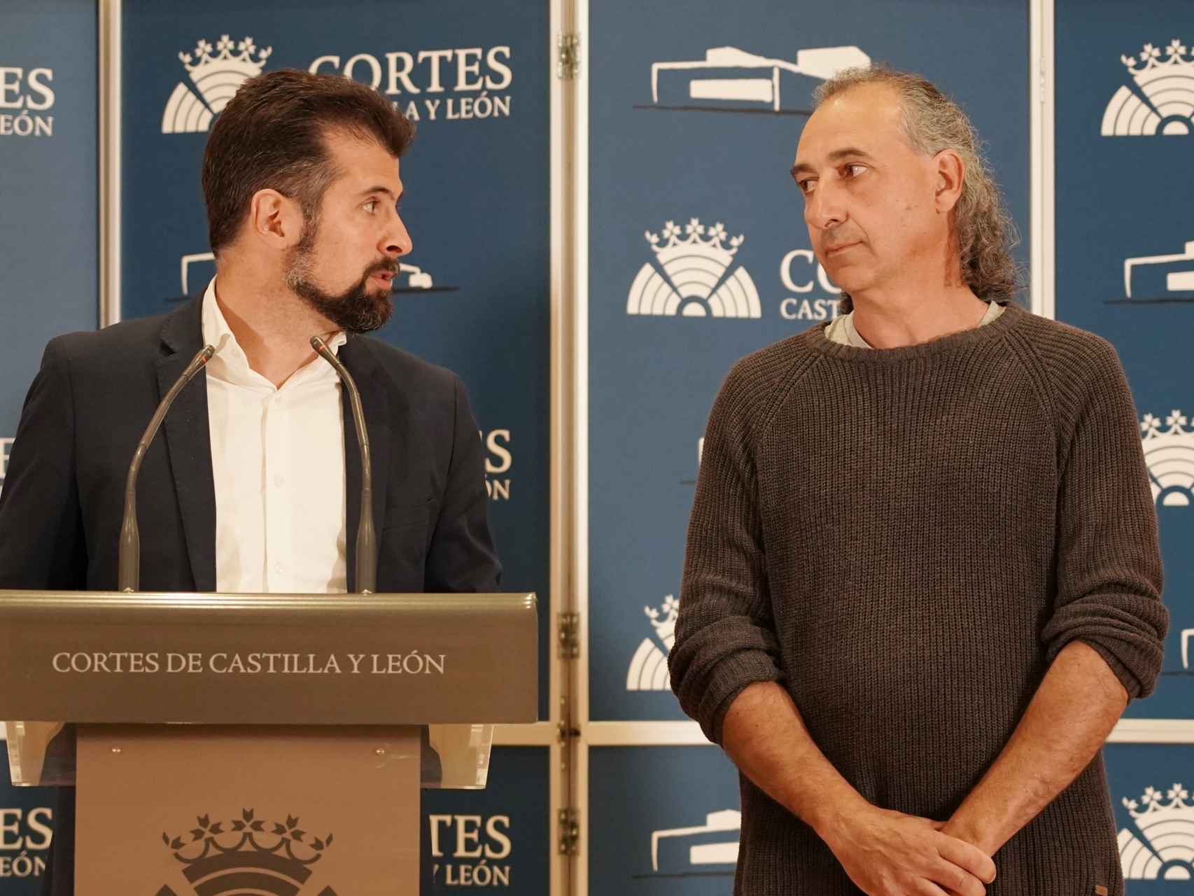 El líder del PSOE, Luis Tudanca, y el dirigente de la UCCL, Jesús Manuel González, este martes en las Cortes.