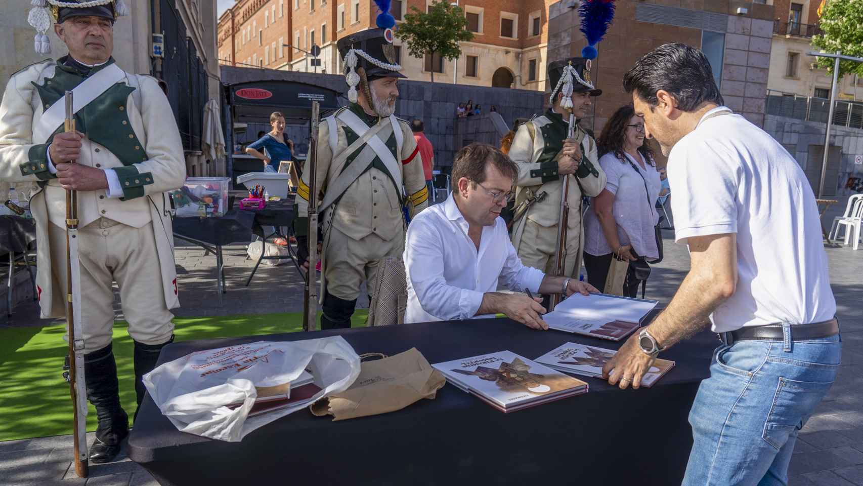 El escritor Javier Sierra firma ejemplares de la adaptación de su libro al cómic, La pirámide inmortal, durante la VII Fería del Libro y el Cómic de Teruel. EFE /Antonio García