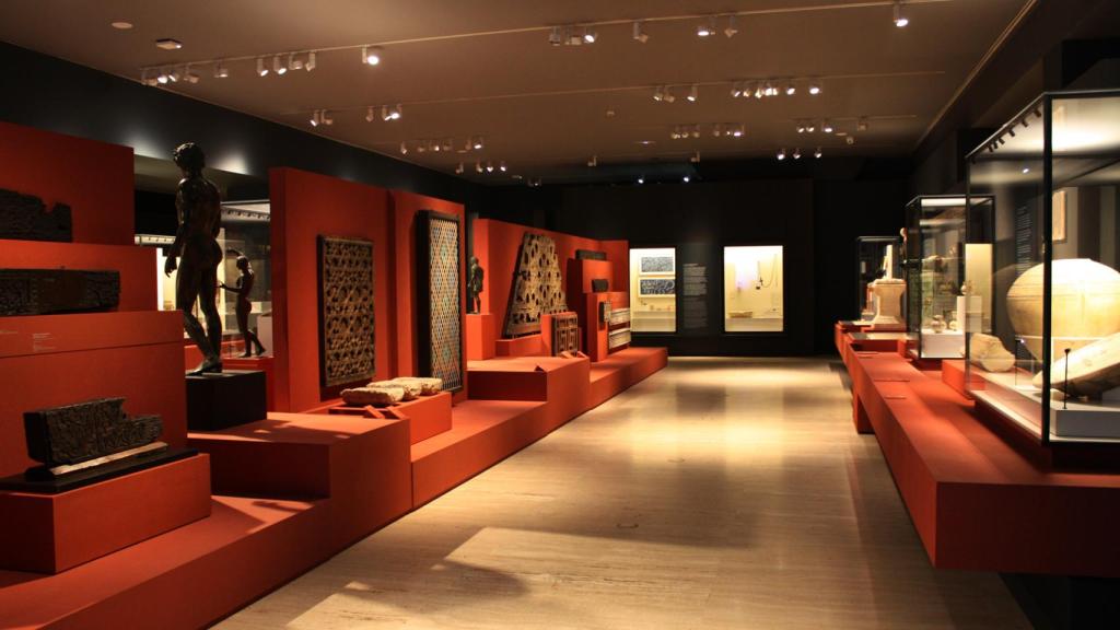 Vista de la exposición 'En torno a las columnas de Hércules', en el Museo Arqueológico Nacional. Ministerio de Cultura y Deporte. Foto: Josefina Pascual de la Calle