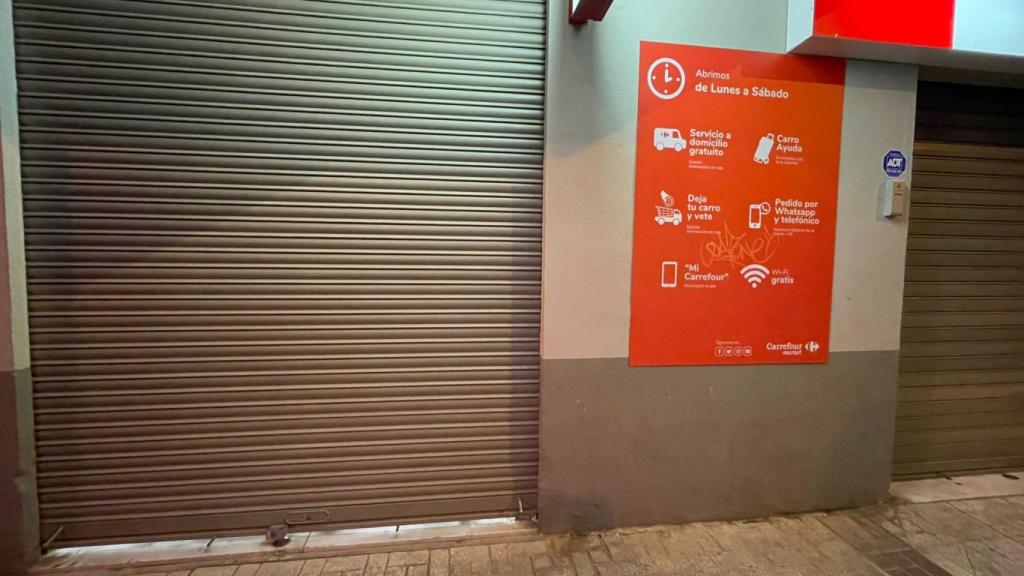 Puerta del supermercado a la hora del cierre habitual.