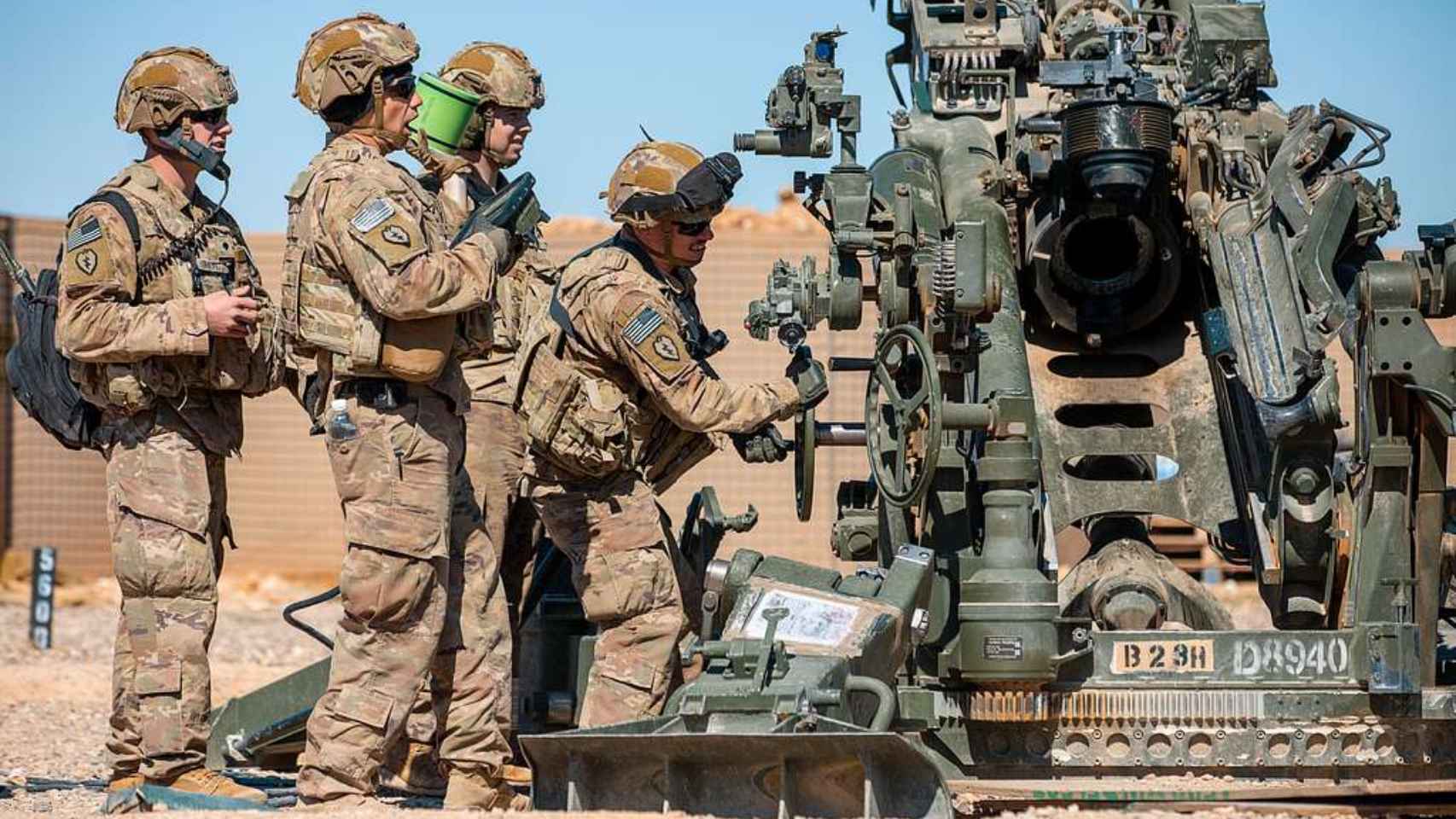 Soldados estadounidenses operando un M777