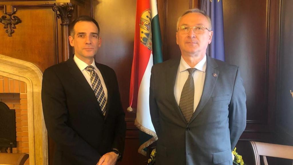 El portavoz del Grupo Parlamentario Vox de Murcia, Juan José Liarte, junto a Zbigniew Przybylowski, director de desarrollo de la organización ultraconservadora Ordo Iuris, durante una reunión que mantuvieron en Budapest.