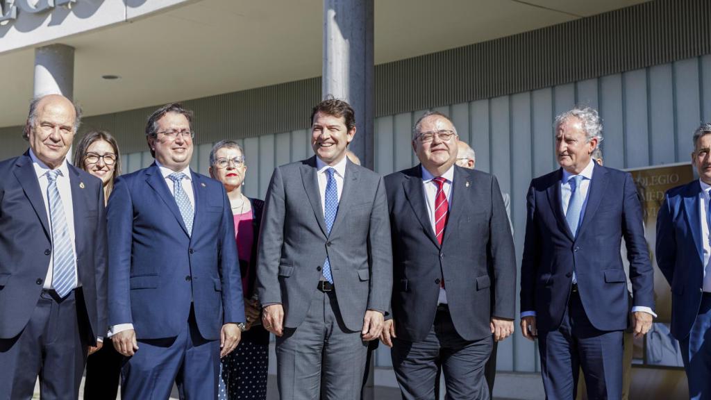 Mañueco y el consejero de Sanidad, Alejandro Vázquez, clausuran la inauguración del Colegio Oficial de Médicos de Segovia.