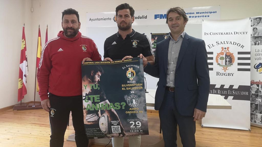 Juan Carlos Pérez, Matt Smith y Santiago Toca posan con el cartel del partido de semifinales de la División de Honor entre SilverStorm El Salvador y AMPO Ordizia RE