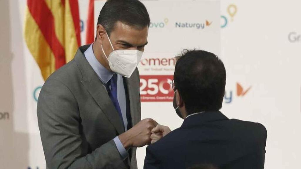 El presidente del Gobierno, Pedro Sánchez, saluda al presidente de la Generalitat, Pere Aragonès.