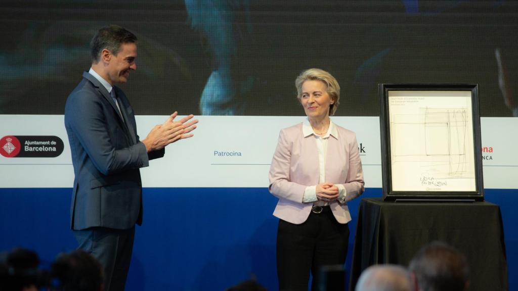 Pedro Sánchez aplaude a la presidenta de la Comisión Europea, Ursula von der Leyen, en Barcelona.