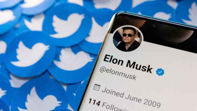 Imagen de la cuenta de Elon Musk en Twitter junto a varios logos de la red social.