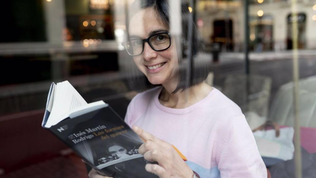 La escritora y periodista Inés Martín Rodrigo sostiene su novela, reconocida con el Nadal.