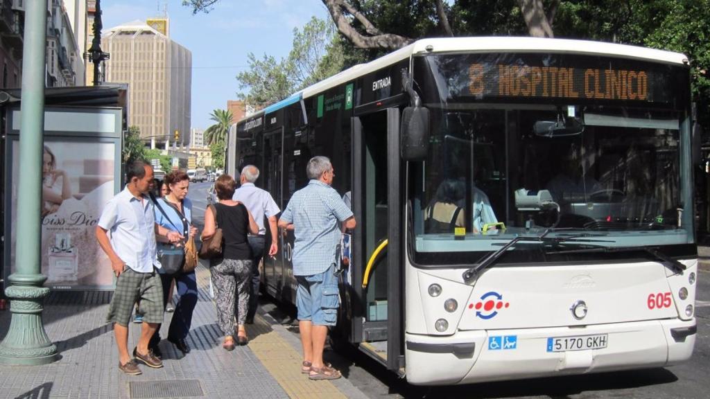 Un grupo de pasajeros sube a uno de los autobuses de la EMT de Málaga.