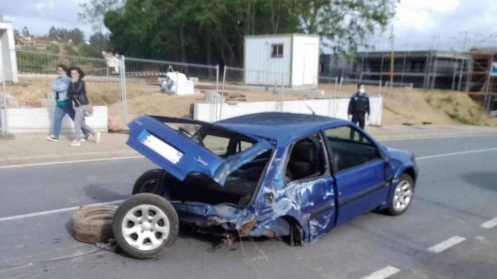 Coche accidentado en Oleiros (A Coruña).