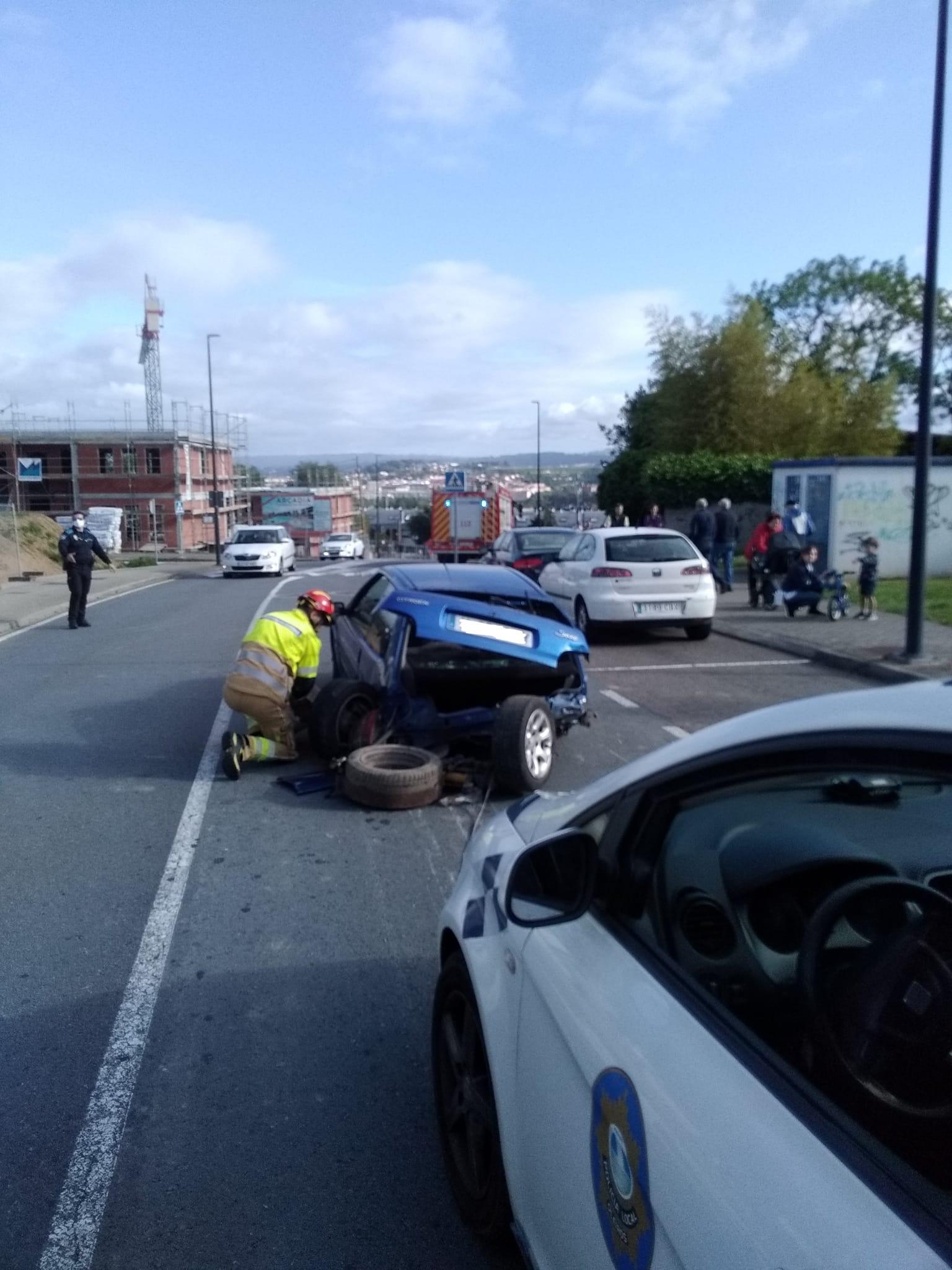 Coche accidentado en Oleiros. Foto (Cedida)