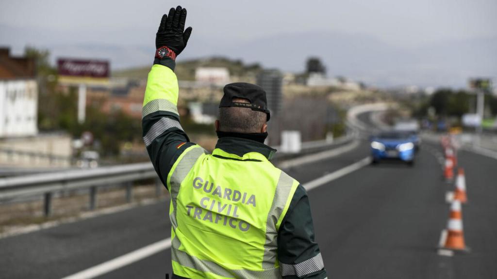 Un Guardia Civil controlando una autopista.