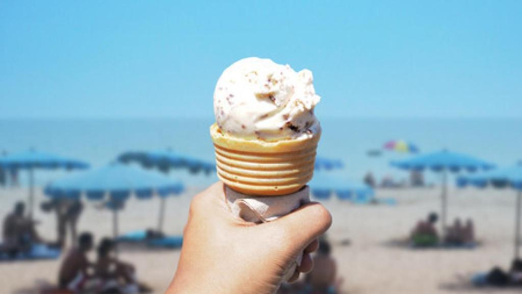 Una persona sujeta un helado con la mano.
