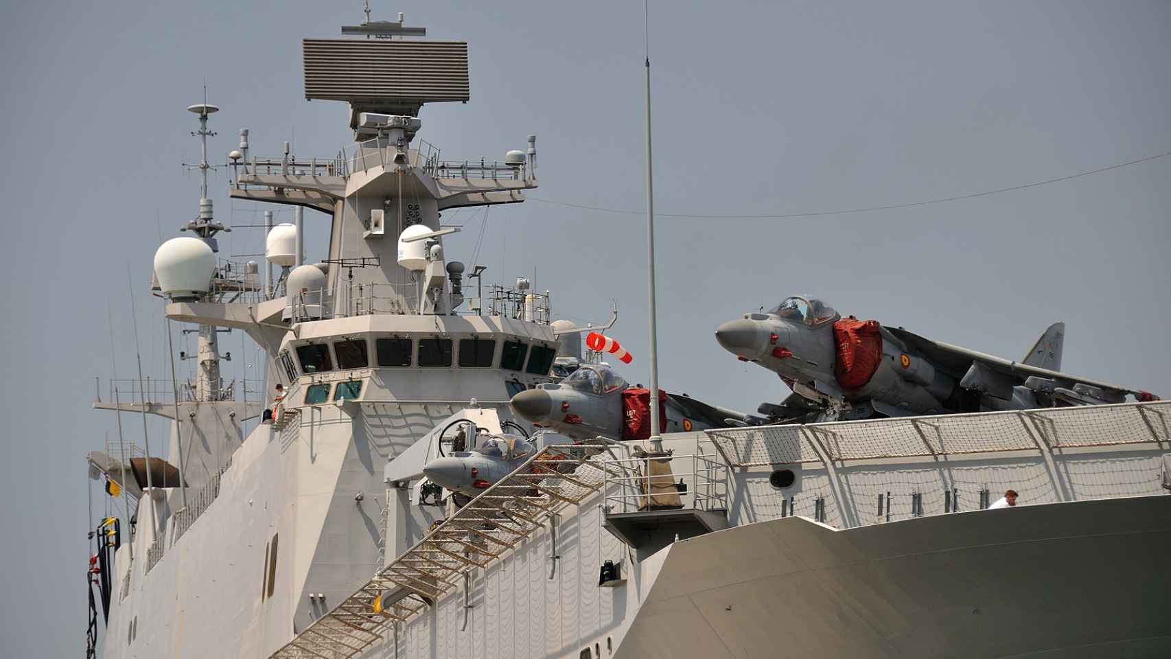 Juan Carlos I con los Harrier estacionados en cubierta
