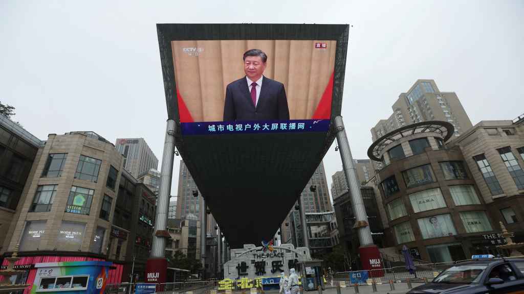 El presidente chino, Xi Jingpin, en una pantalla gigante en Pekín.