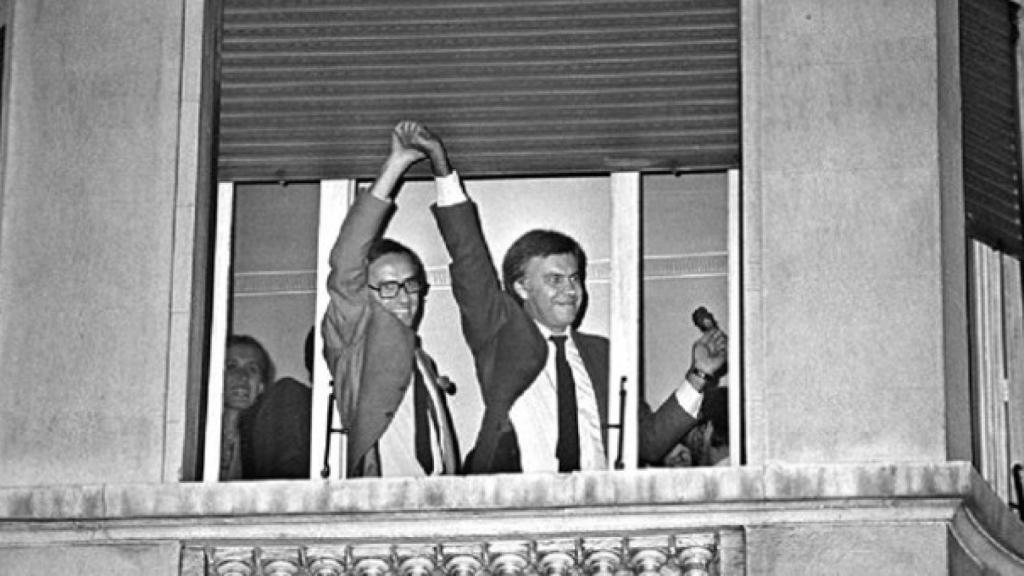 Felipe González y Alfonso Guerra, celebrando la victoria del PSOE en 1982.