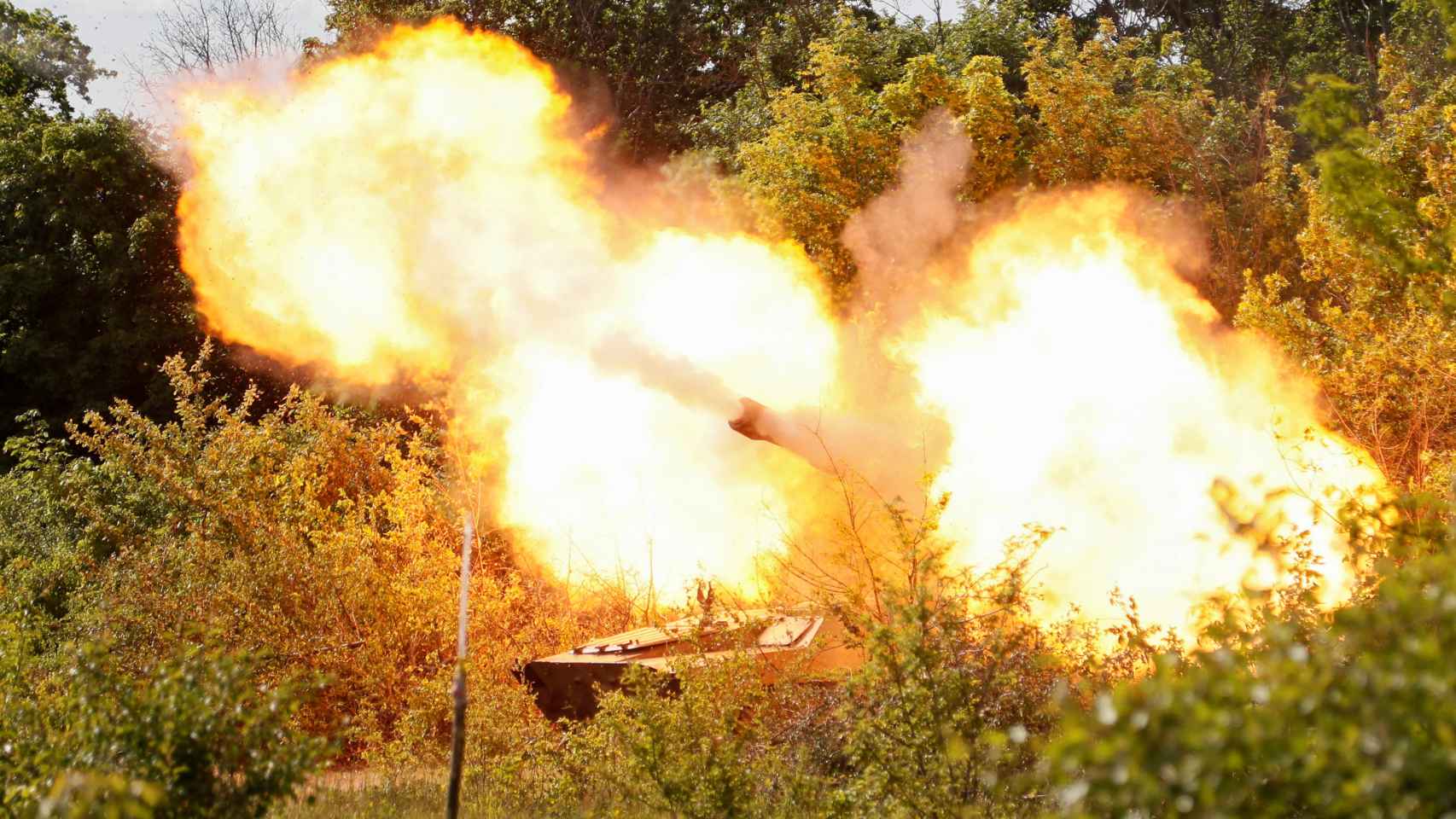 Tanques rusos en pleno combate en la región de Luhansk, este martes.