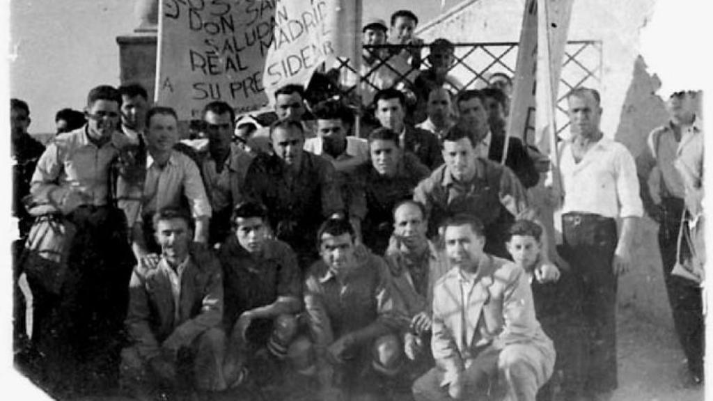 Di Stefano, Miguel Muñoz, Pérez Payá, Simón y Mateo, jugadores del Real Madrid, y agricultores de la finca 'El Tovar'.