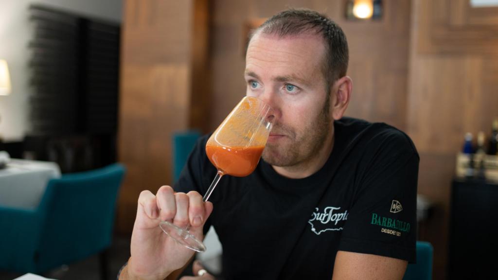 Jose Calleja, analizando el gazpacho de Alcampo