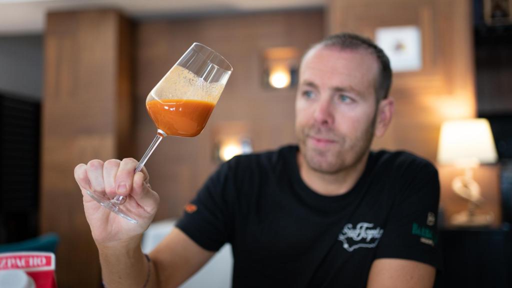 Jose Calleja, analizando el gazpacho de Mercadona