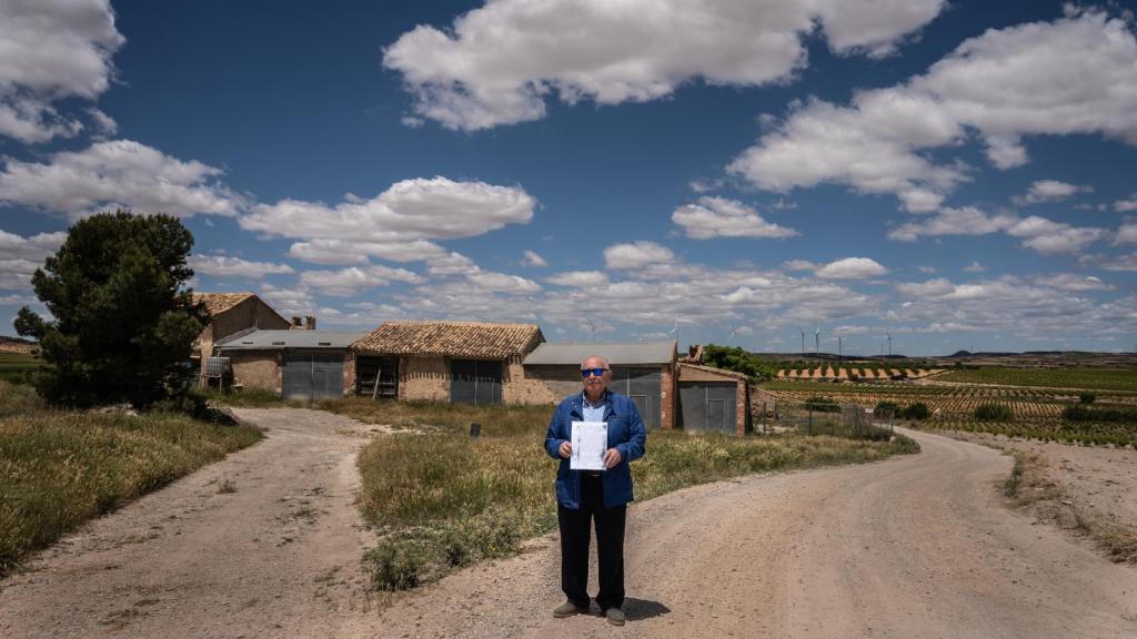 El alcalde con la partida de nacimiento de Bernabéu en la finca 'El Tovar'.