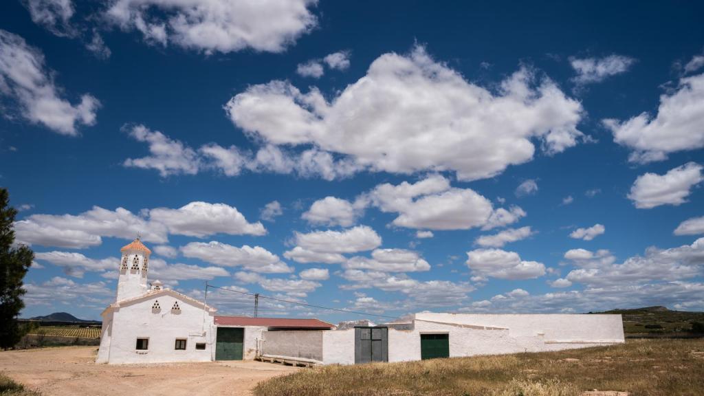 Casas en la finca 'El Salitral' de Montealegre, propiedad de la familia Bernabéu.