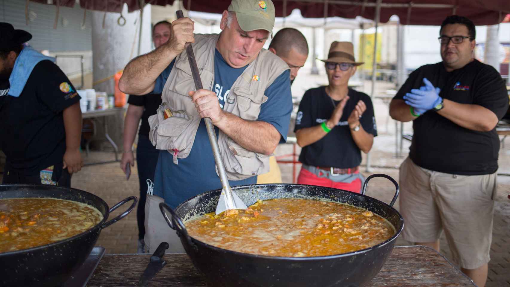 El chef José Andrés durante uno de sus viajes solidarios para alimentar a la población necesitada