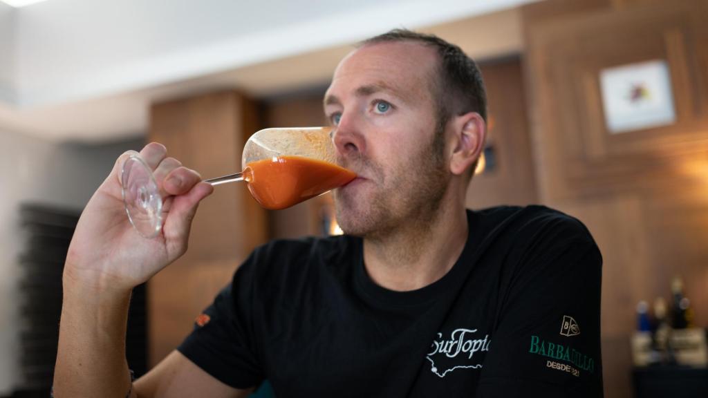 Jose Calleja, analizando el gazpacho de Lidl