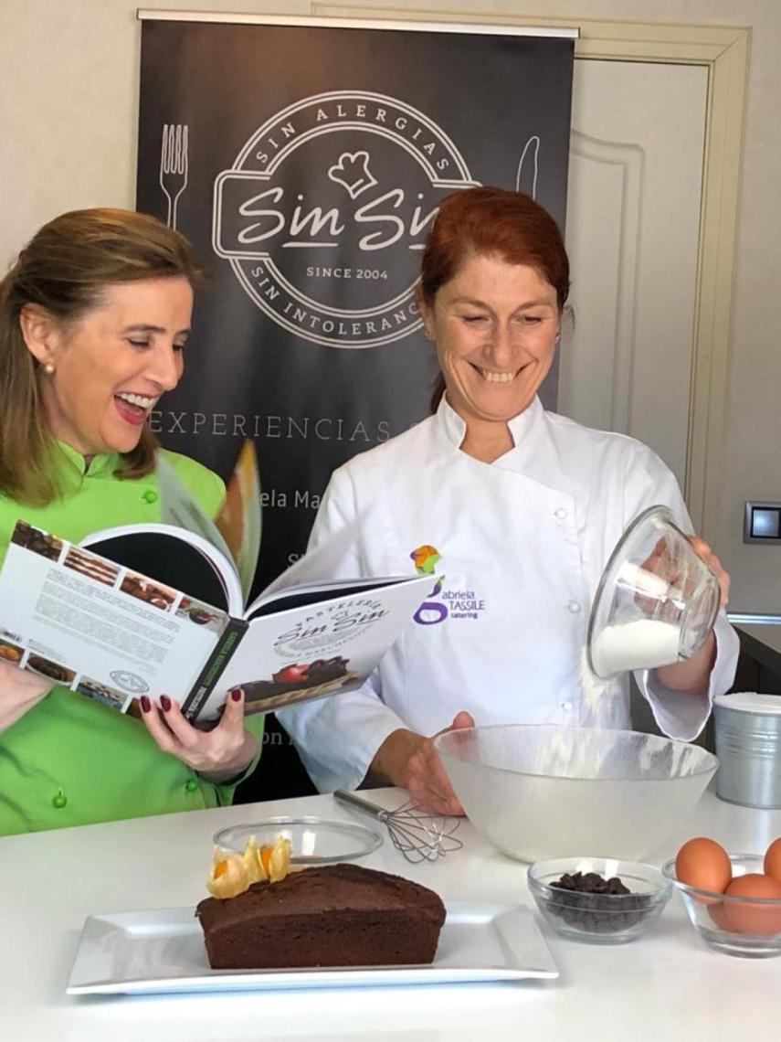 Las dos  Gabrielas, cocinando felices.