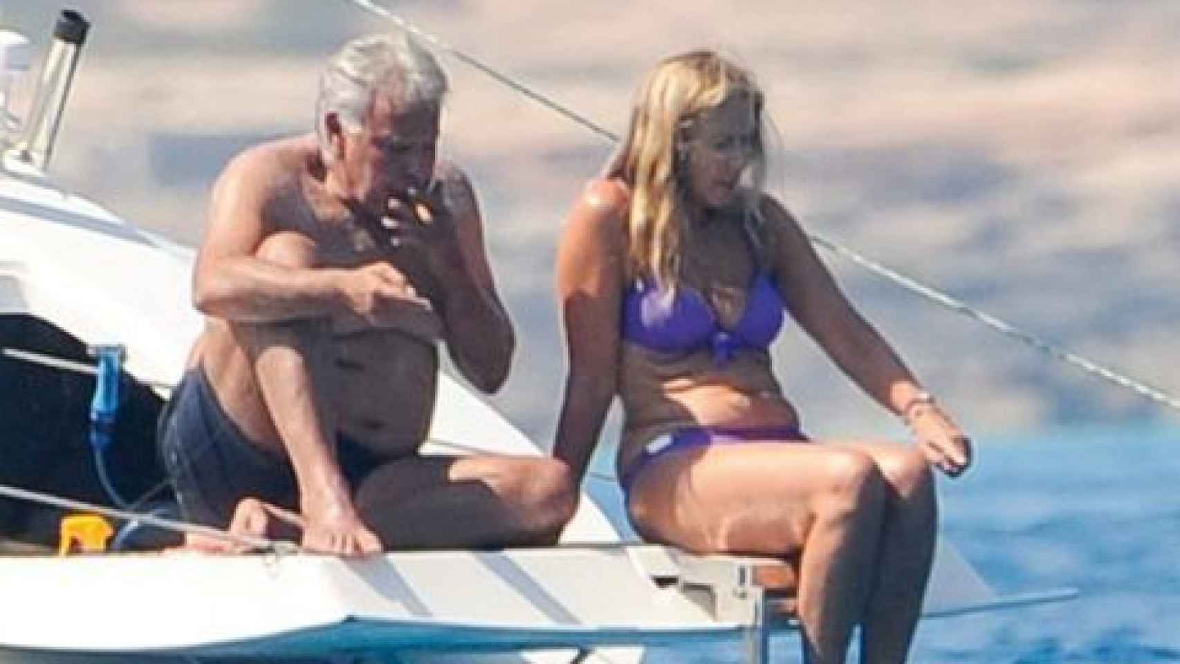 Felipe González con su mujer, Mar García Vaquero, de vacaciones en un barco.