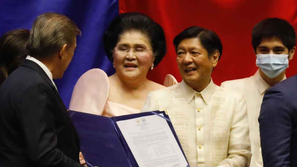 Ferdinand 'Bongbong' Marcos Junior, hijo del difunto presidente Ferdinand Marcos, fue proclamado este miércoles como decimo séptimo jefe de estado de Filipinas.