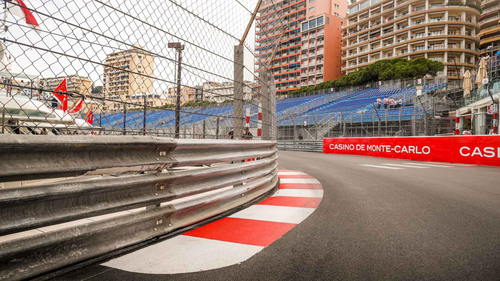 Una de las curvas del circuito de Montecarlo en el Gran Premio de Mónaco de Fórmula 1 2022.
