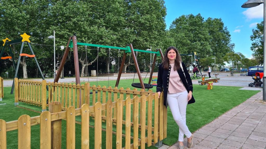 La concejala de Medio Ambiente, Myriam Rodríguez, en la zona de juegos infantiles del Arrabal