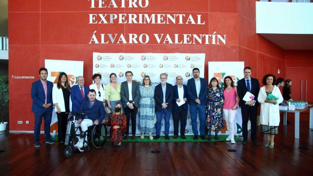 Asistentes al acto posan para la foto