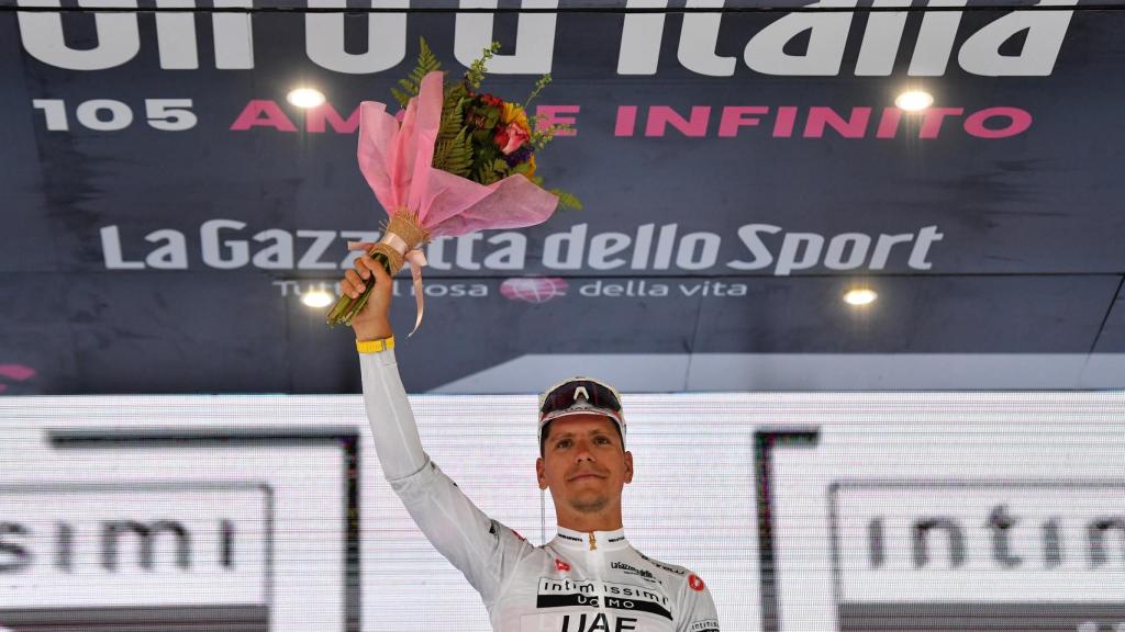 Joao Almeida con el maillot blanco de mejor joven del Giro de Italia 2022