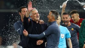 Mourinho celebra la conquista de la Conference League con la Roma
