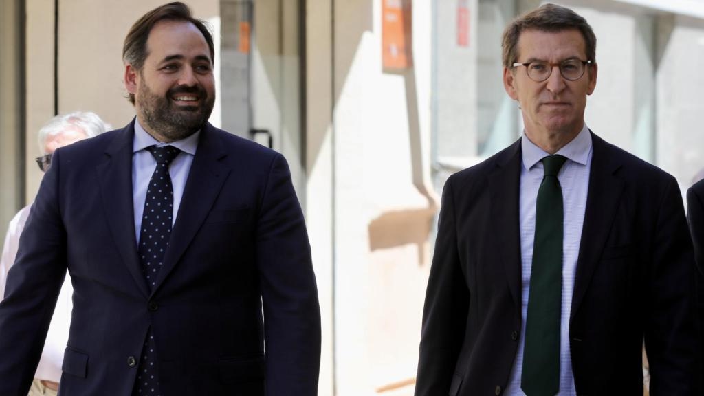 El presidente del PP, Alberto Núñez Feijóo, junto al líder de su partido en Castilla-La Mancha, Paco Núñez.