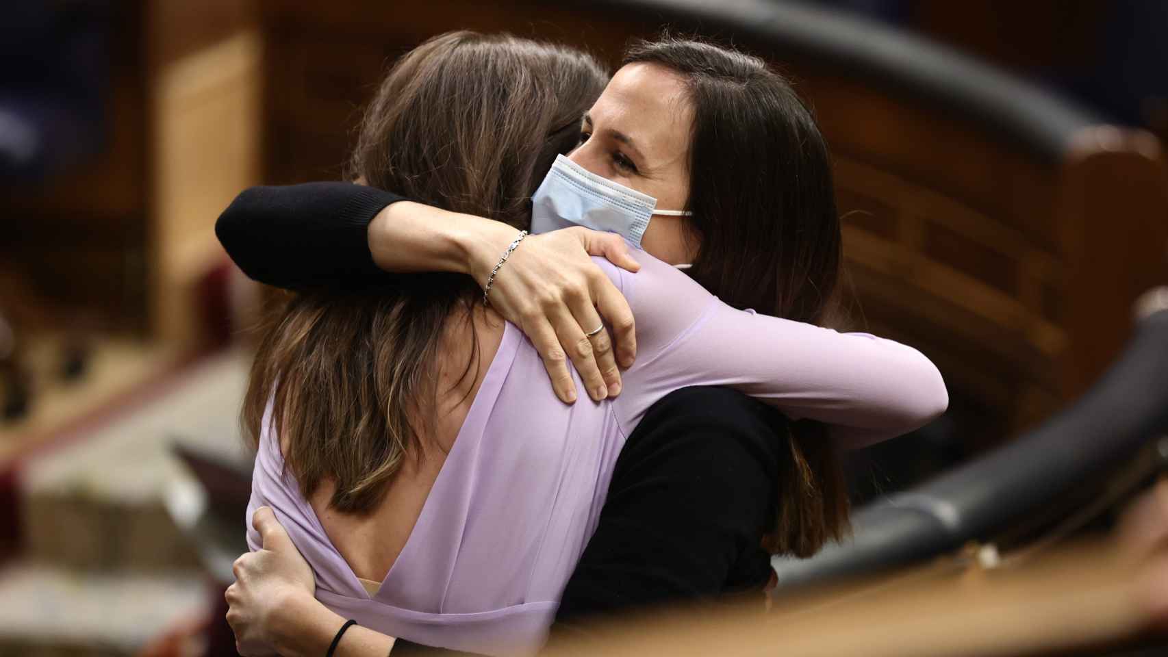 Las ministras de Podemos Irene Montero e Ione Belarra se abrazan en el Congreso de los Diputados.