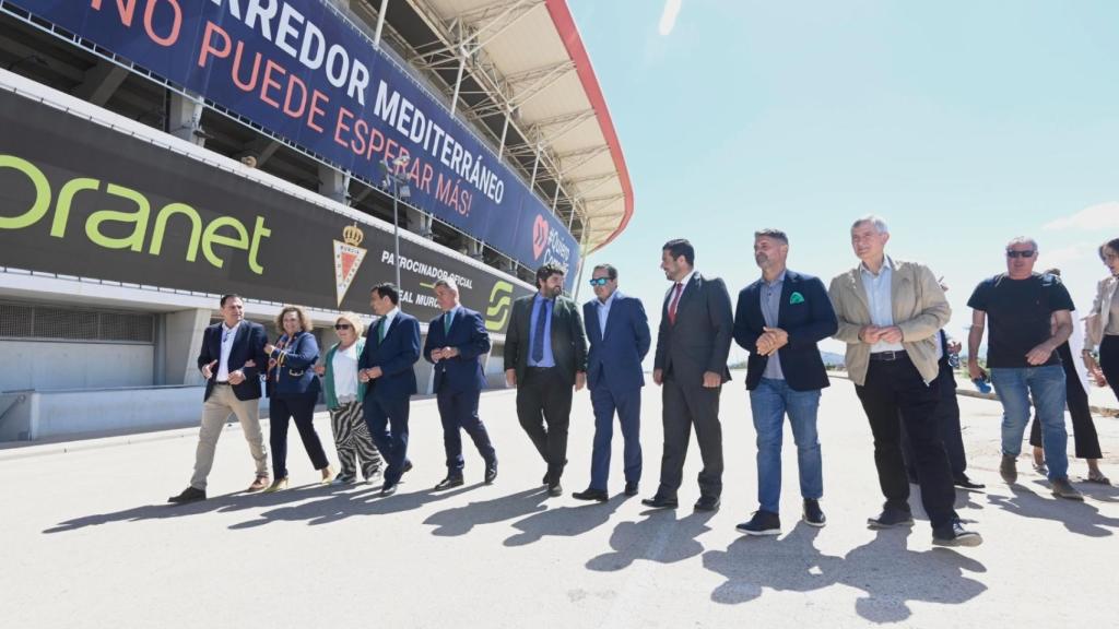 El presidente de Murcia, Fernando López Miras (c), este jueves, junto a otros agentes sociales, en el Estadio Enrique Roca, en el acto para reclamar el Corredor Mediterráneo.